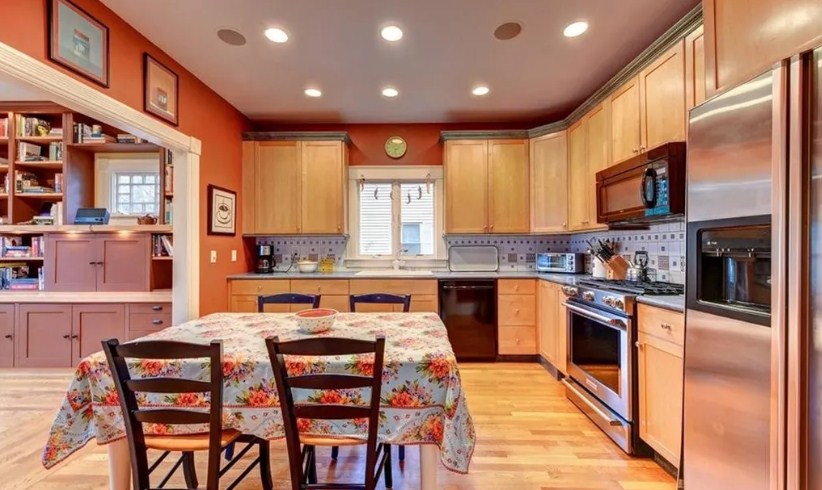 8 Rhode Island Ave, East Side of Prov, RI 02906