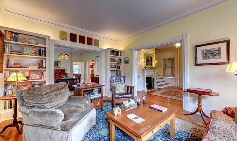 8 Rhode Island Ave, East Side of Prov, RI 02906