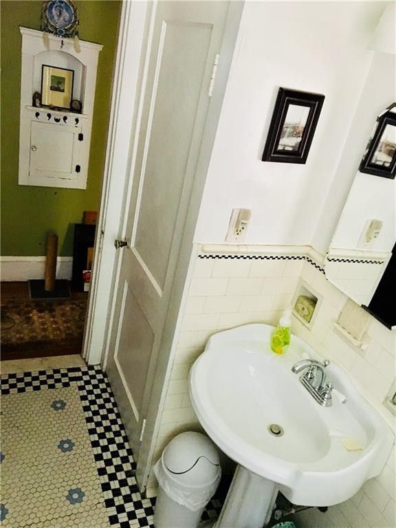 92 Colonial Rd, Providence, RI 02906